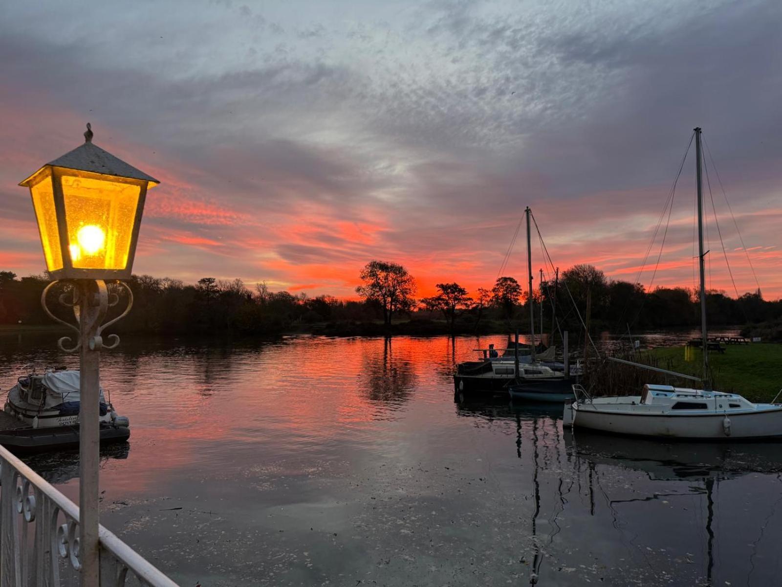 Warren Lodge Shepperton Kültér fotó